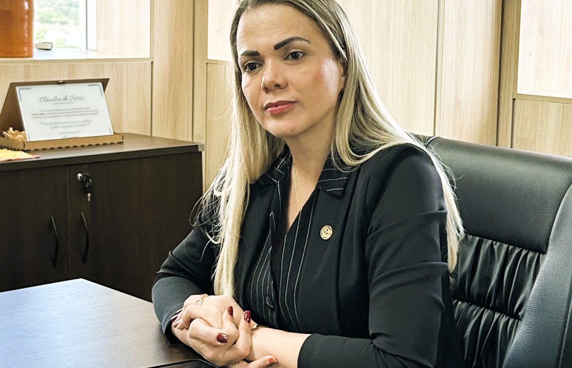 Cláudia de Jesus garante R$ 290 mil para trator e carreta em Alvorada do Oeste