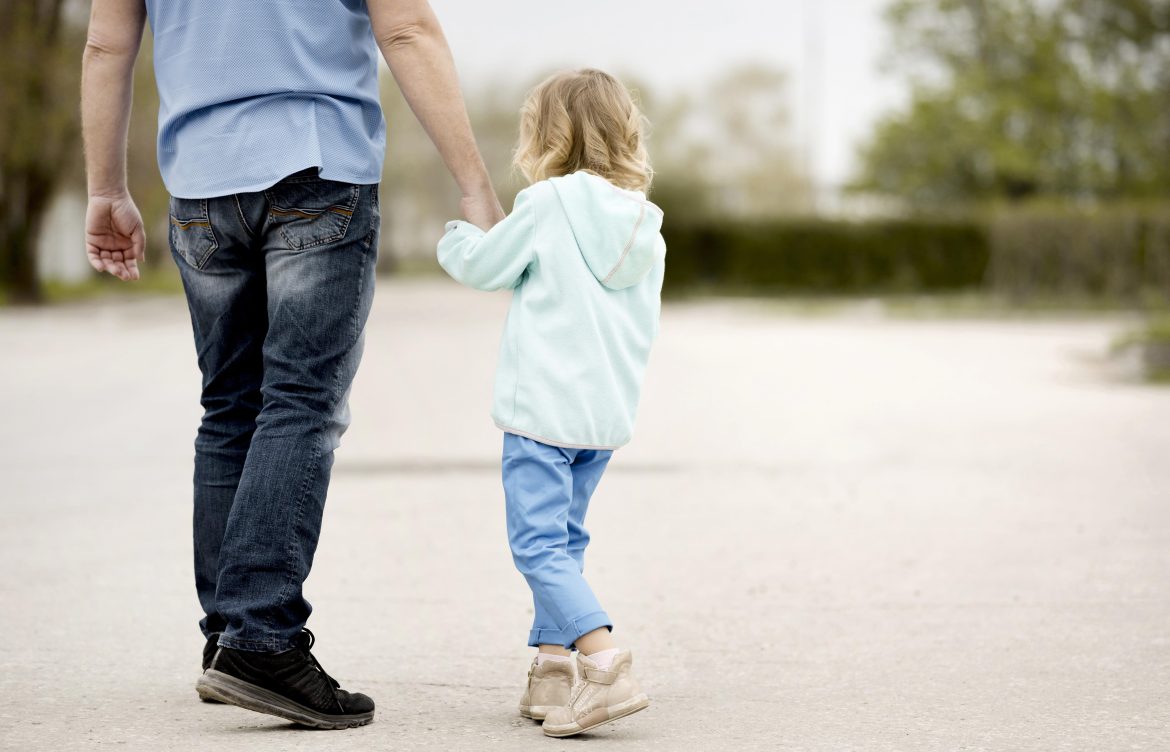 Justiça flexibiliza medida protetiva e autoriza retomada de contato entre criança e pai acusado de abuso sexual