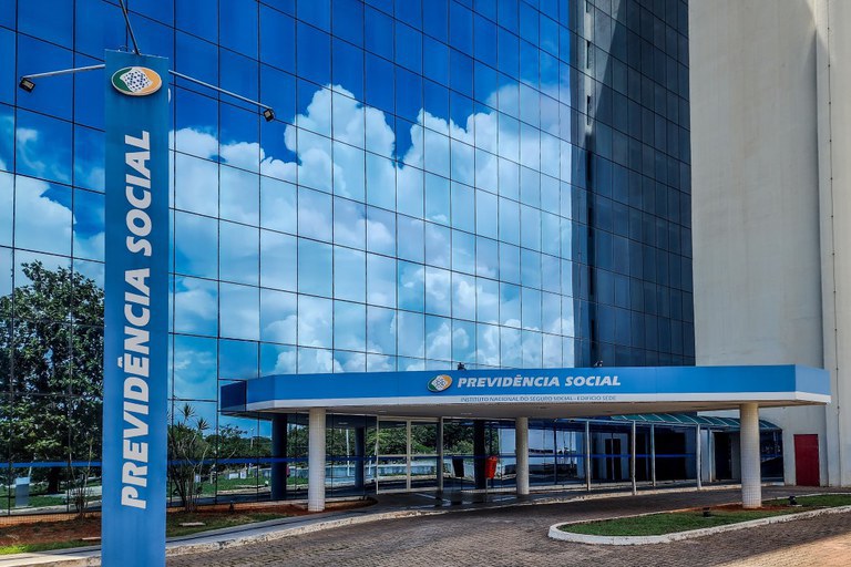 INSS suspende programa que reduzia fila da aposentadoria por falta de verba