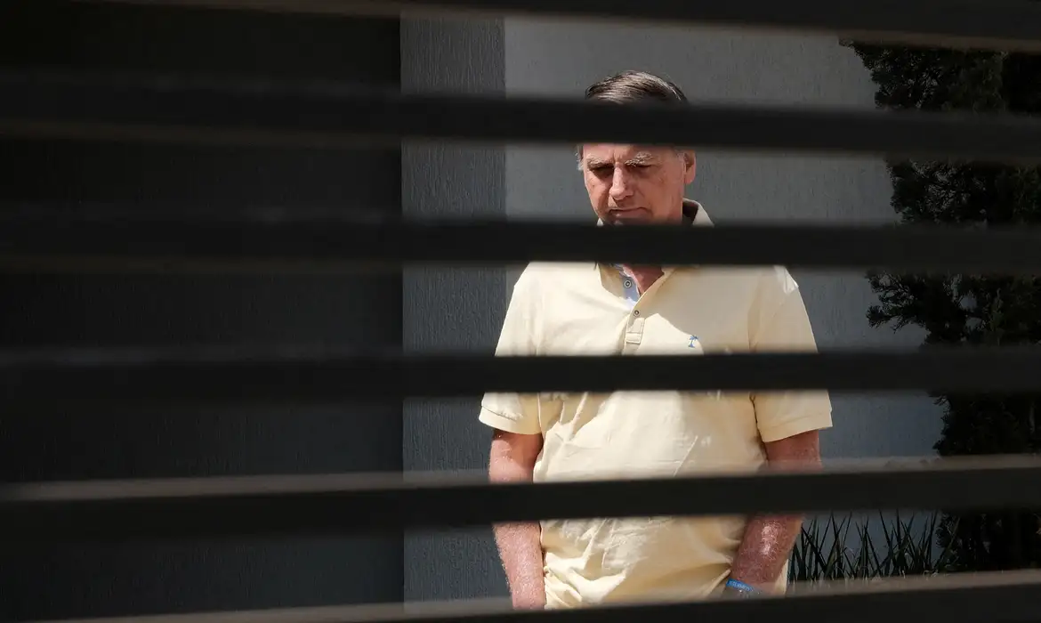 Defesa pede que Bolsonaro deixe a prisão para realizar cirurgia
