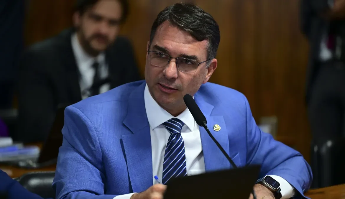 Flávio Bolsonaro sinaliza possível saída da disputa em 2026