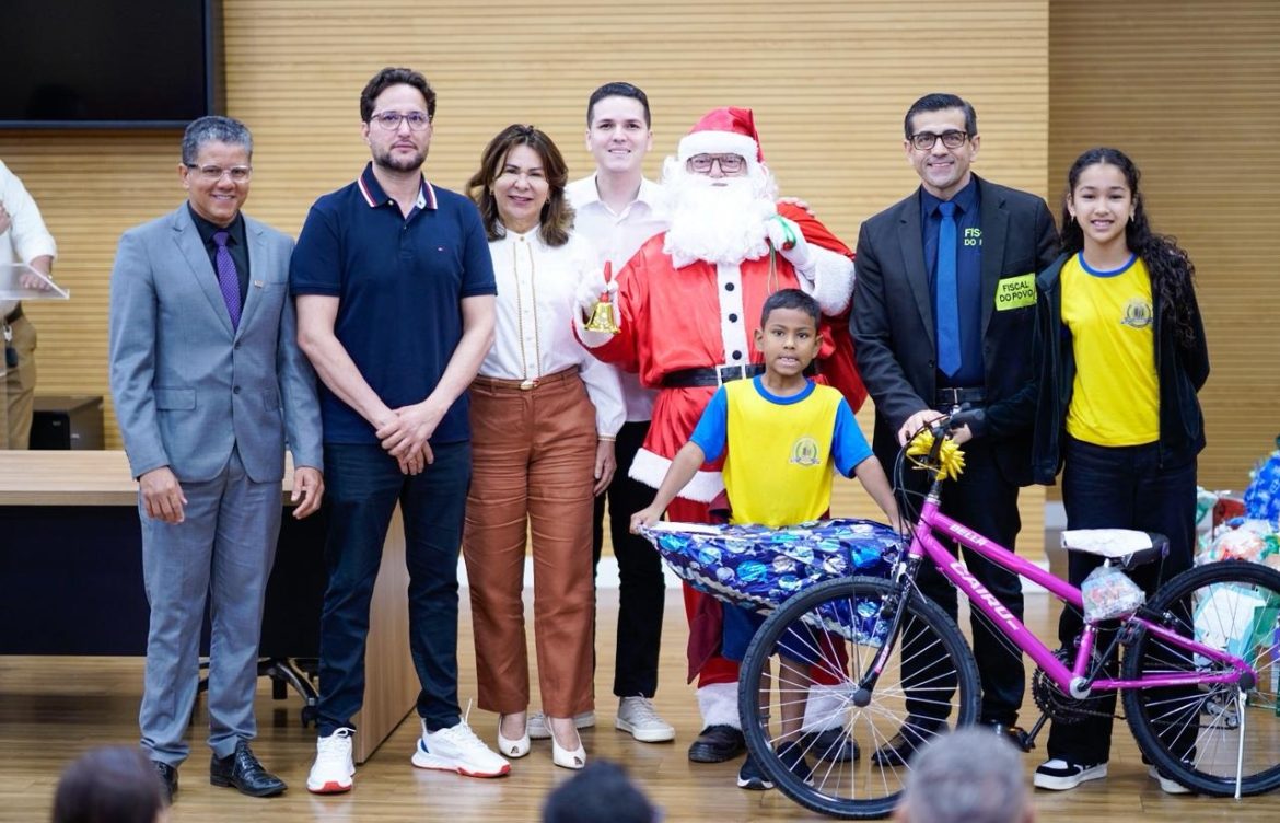 Alero entrega presentes de Natal a crianças em parceria com os Correios