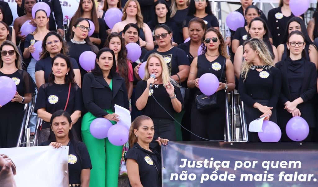Deputada estadual Ieda Chaves nas escadarias do predio da Assembleia Legislativa de Rondônia (Foto: Divulgação)