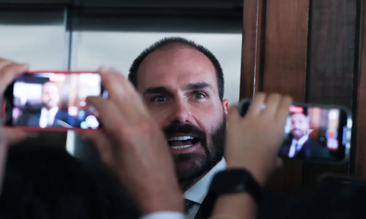 Eduardo Bolsonaro é notificado sobre processo que pode cassar mandato