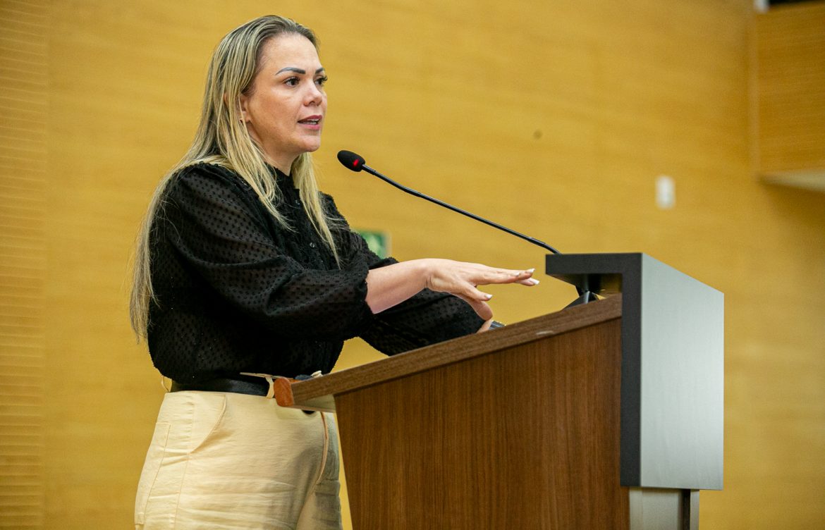 Cláudia de Jesus pressiona por orçamento que garanta condições reais para a saúde em 2026