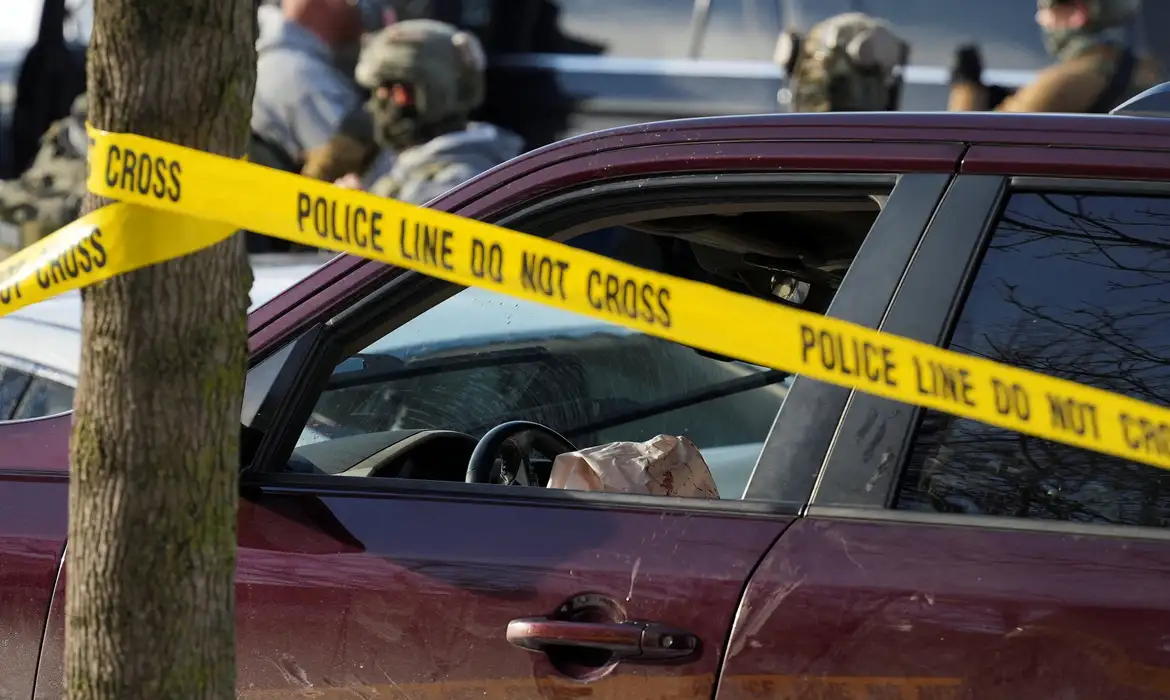 Agente de imigração mata mulher a tiros durante ação nos EUA