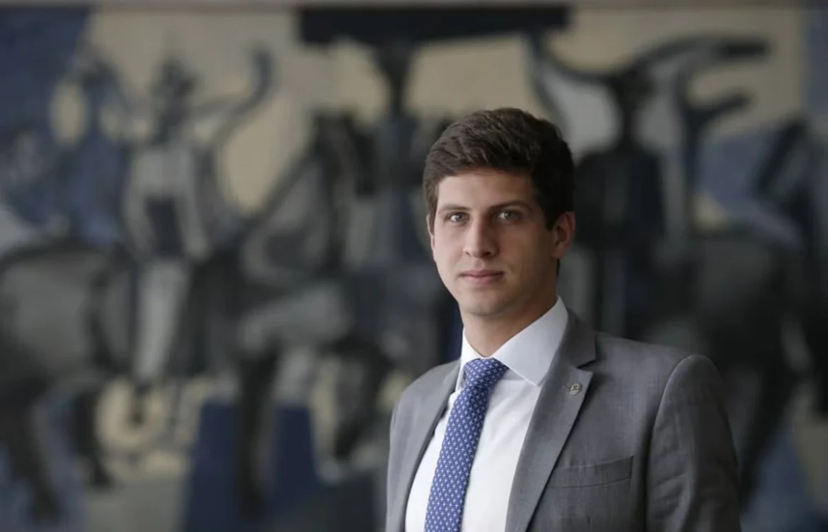 Pedido de impeachment mira João Campos no Recife