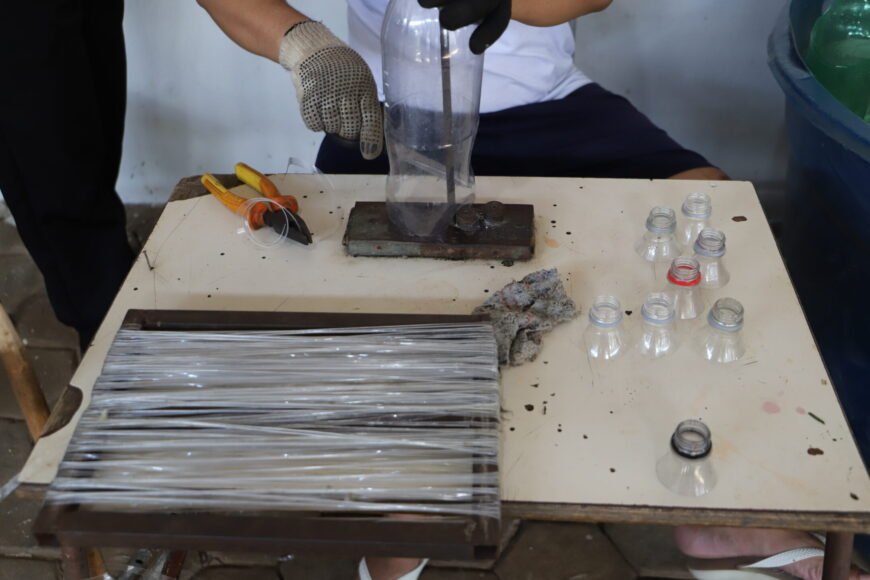 Reeducandos produzem 500 vassouras recicláveis em Porto Velho