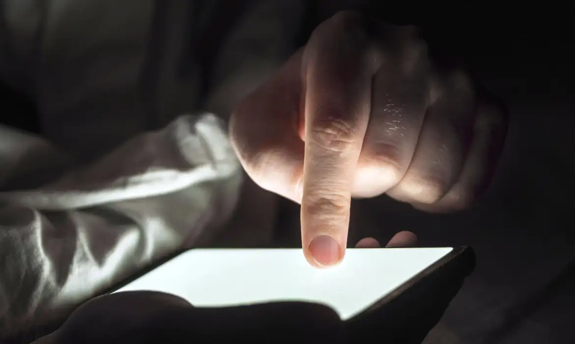 Conteúdos falsos com IA mais que triplicam no Brasil em um ano