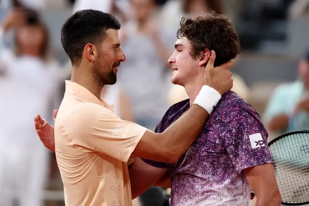 João Fonseca vence Djokovic em Roland Garros — Foto: Reuters